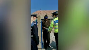 Gestul unui tânăr poliţist a impresionat o comună întreagă. A devenit sprijinul bătrânilor, pe care îi protejează de coronavirus cum poate