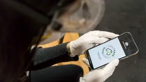  Cum te ajută tehnologia să fii în siguranţă. O brăţară şi o aplicaţie te ţin la distanţă de oamenii bolnavi de COVID-19