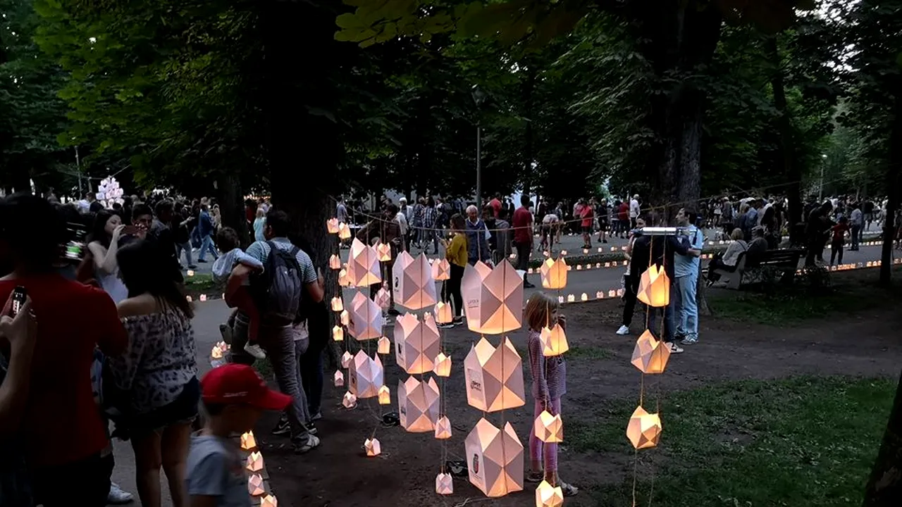 Mii de lumânări aprinse pe aleile din Parcul Central din Cluj-Napoca, pentru redescoperirea lucrurilor mărunte. Imagini INEDITE