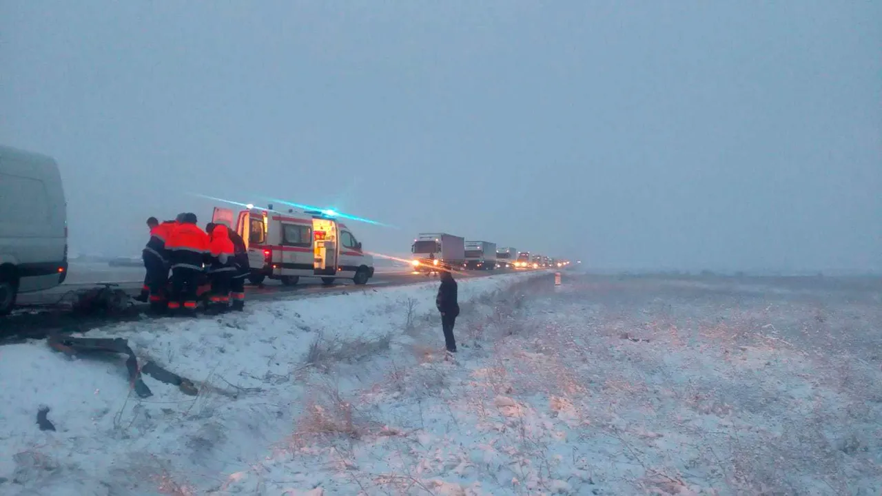 Accident grav în Orşova: Doi morţi şi doi răniţi, din cauza unei depăşiri neregulamentare, pe DN 6 | FOTO