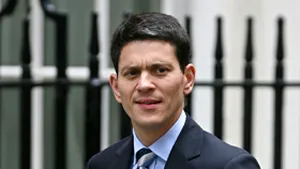 Miliband: Restricţiile pentru români pe piaţa muncii, revizuite spre sfârşitul anului