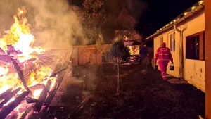 Incendiu la o biserică de lemn din Argeş. Pompierii au stins focul cu găleţi cu apă