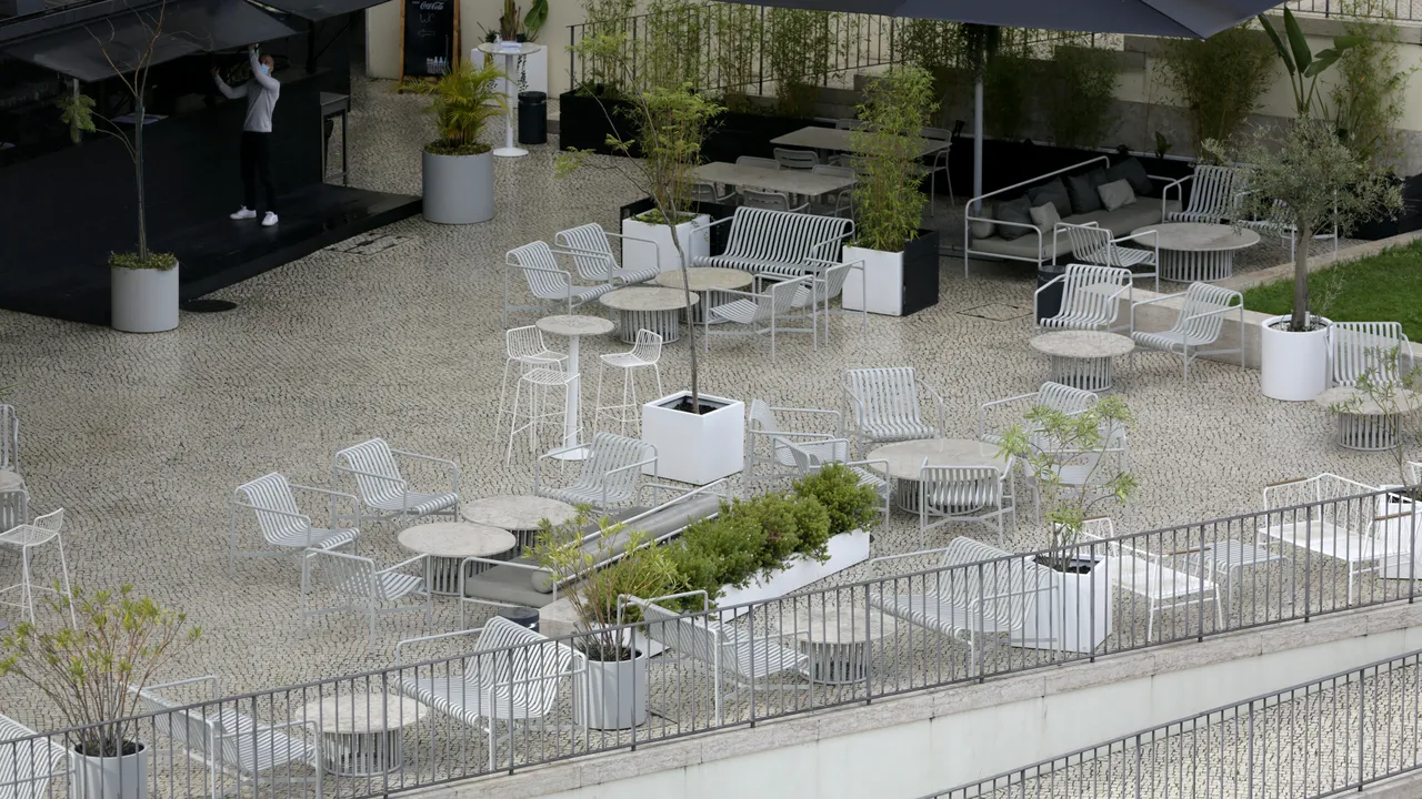 Deschis, dar nu pentru clienţi. Constănţenii mai au de aşteptat pentru a lua masa la restaurant 