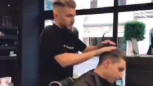 La alegeri e ca ....la frizerie. Un clip video arată de ce nu trebuie să laşi pe altcineva să decidă pentru tine