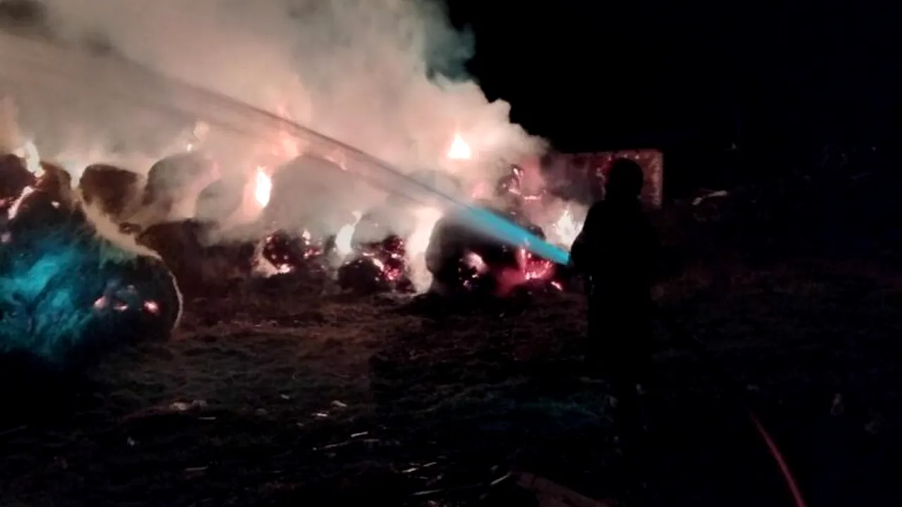 Iași: Pompierii au intervenit timp de nouă ore pentru stingerea unui incendiu. 40 de tone de furaje au ars