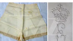 Chiloţii uitaţi de regina Elizabeth a II-a într-un avion, scoşi la licitaţie