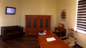 Primarul din Sîngeorz-Băi a cumpărat biroul comandat de Elena Ceauşescu înainte de Revoluţie - FOTO