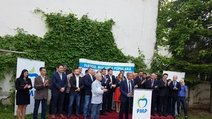 Lansarea candidaţilor PMP la Bucureşti: Băsescu i-a oferit lui Turcescu doi ardei - FOTO