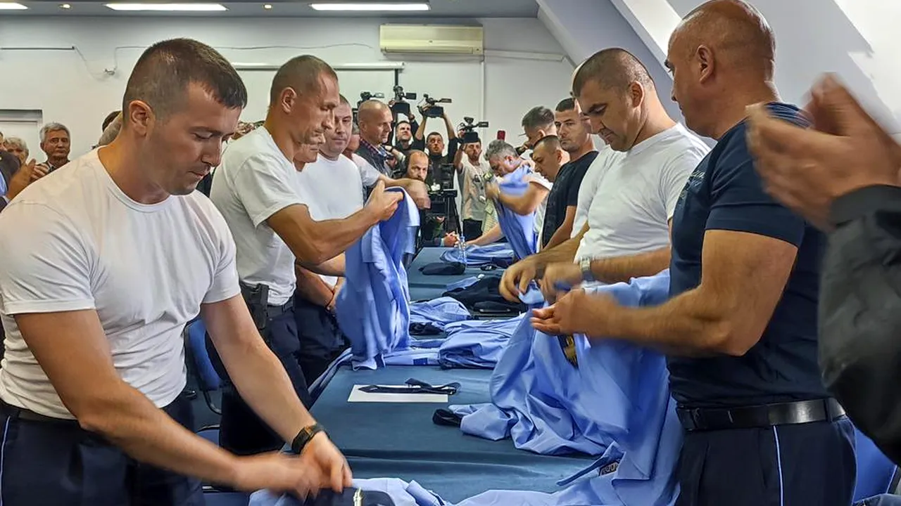Sute de poliţişti au demisionat în cadrul unui protest anti-Kosovo