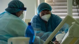 Patrick Vallance: 60% din persoanele internate cu COVID-19 nu sunt vaccinate