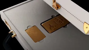 VIDEO „Lingoul de aur” inteligent. Cât costă un telefon de lux Caviar, îmbrăcat în aur de 18 karate