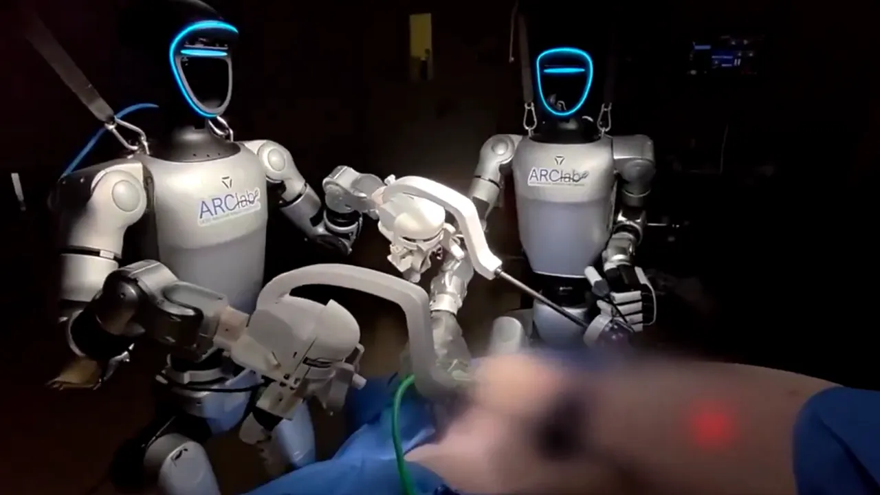 Premieră mondială. Roboții umanoizi au efectuat pentru prima dată în istorie o operație pe un pacient viu