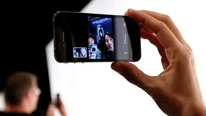 IPhone 4 a doborât recorduri în prima zi de vânzare