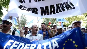 PROTESTELE sindicaliştilor CFR: Peste 2.500 de manifestanţi au cerut oprirea privatizării CFR Marfă şi 