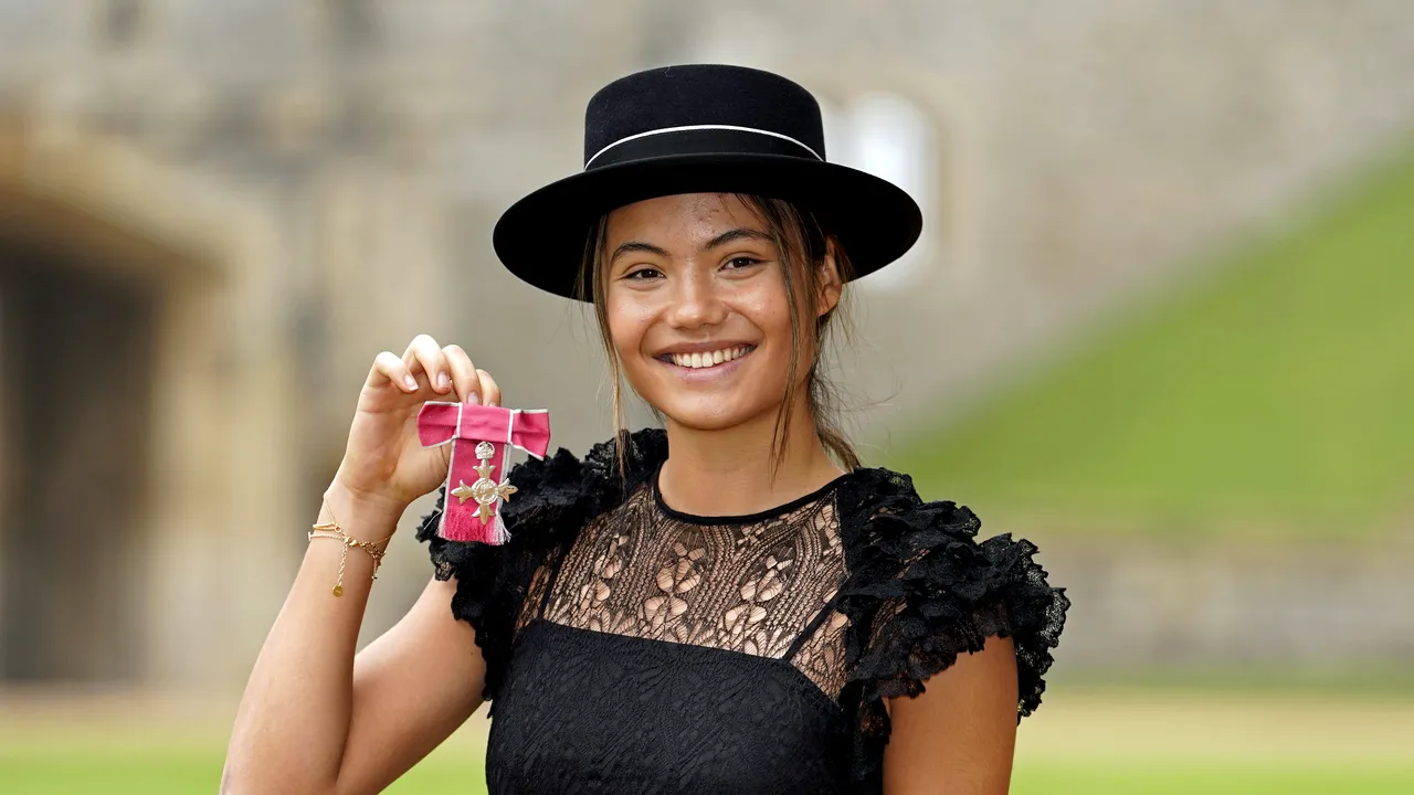 Emma Răducanu, premiată de Regele Charles al III-lea. Sportiva cu origini româneşti, maşină de făcut bani în 2022