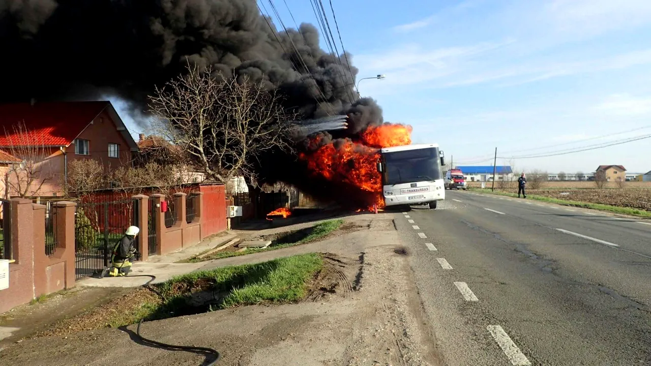 PANICĂ într-un autobuz de transport în comun din Satu Mare care a luat foc în mers - IMAGINI FOTO