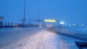 DRUMURI închise din cauza viscolului/ Şase trenuri anulate pe ruta Caracal-Corabia, din cauza frigului