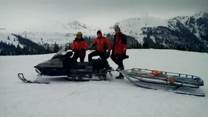 Snowmobil şi targă pe schiuri, din donaţia unui ceh salvat de salvamontiştii din Borşa după ce a căzut într-o crevasă în Munţii Rodnei | FOTO
