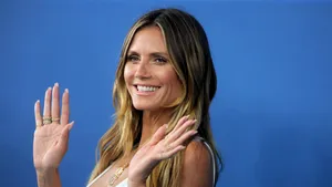 Unul dintre cele mai cunoscute lanţuri de hipermarketuri de pe piaţa din România îşi deschide linie de fashion premium. Heidi Klum este designerul colecţiei