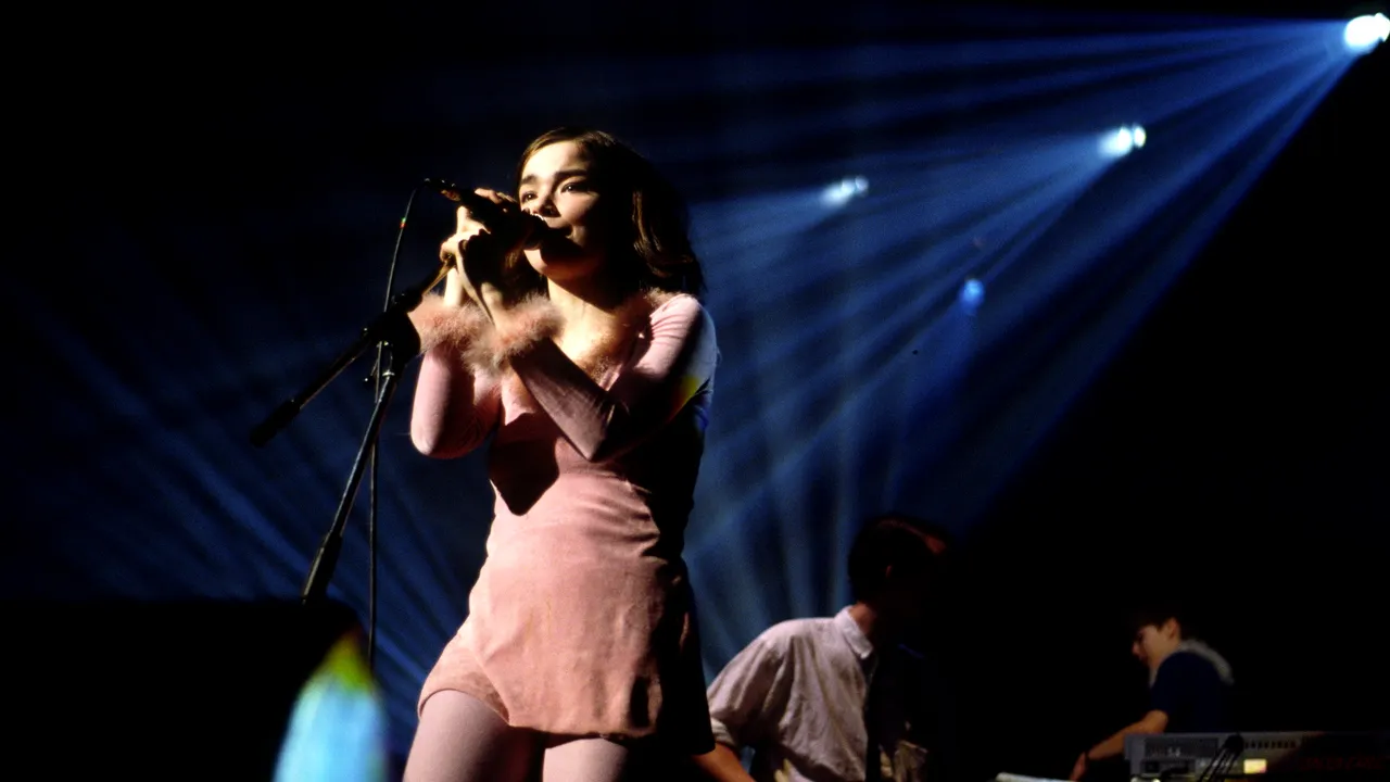 Björk acuză un regizor danez de hărţuire sexuală. În biografia cântăreţei apare o colaborare cu celebrul Lars von Trier