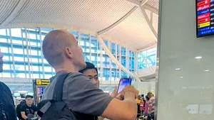 Un turist rus a fost deportat din Bali pentru o poză semi-nud, realizată pe un munte sacru