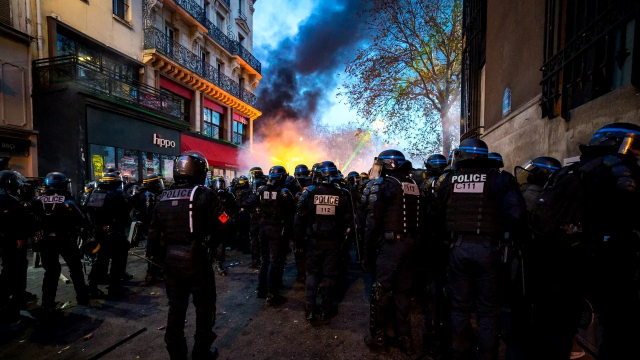 Ministrul de Interne francez  denunţă violenţele împotriva poliţiei, în timpul protestelor faţă de un proiect de lege controversat