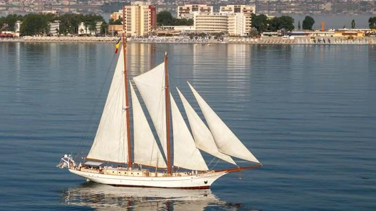 Velierul Adornate participă la prima întrecere a navelor cu vele desfăşurată exclusiv în Marea Neagră