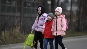 MIPE ajută copiii din familii defavorizate să meargă la şcoală. Peste 300.000 de preşcolari şi elevi beneficiază de sprijin
