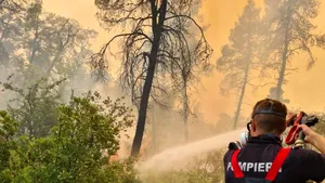 FOTO Pompierii români intervin, a treia zi la rând, pentru stingerea incendiilor din Grecia