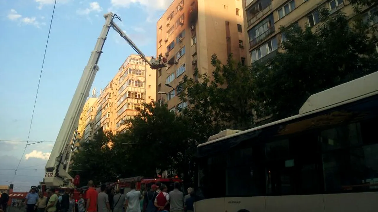 INCENDIU într-un bloc din Capitală: Un copil şi un adult au fost duşi la spital - FOTO