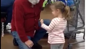 VIDEO O fetiţă a confundat un vârstnic cu Moş Crăciun. Reacţia bărbatului 