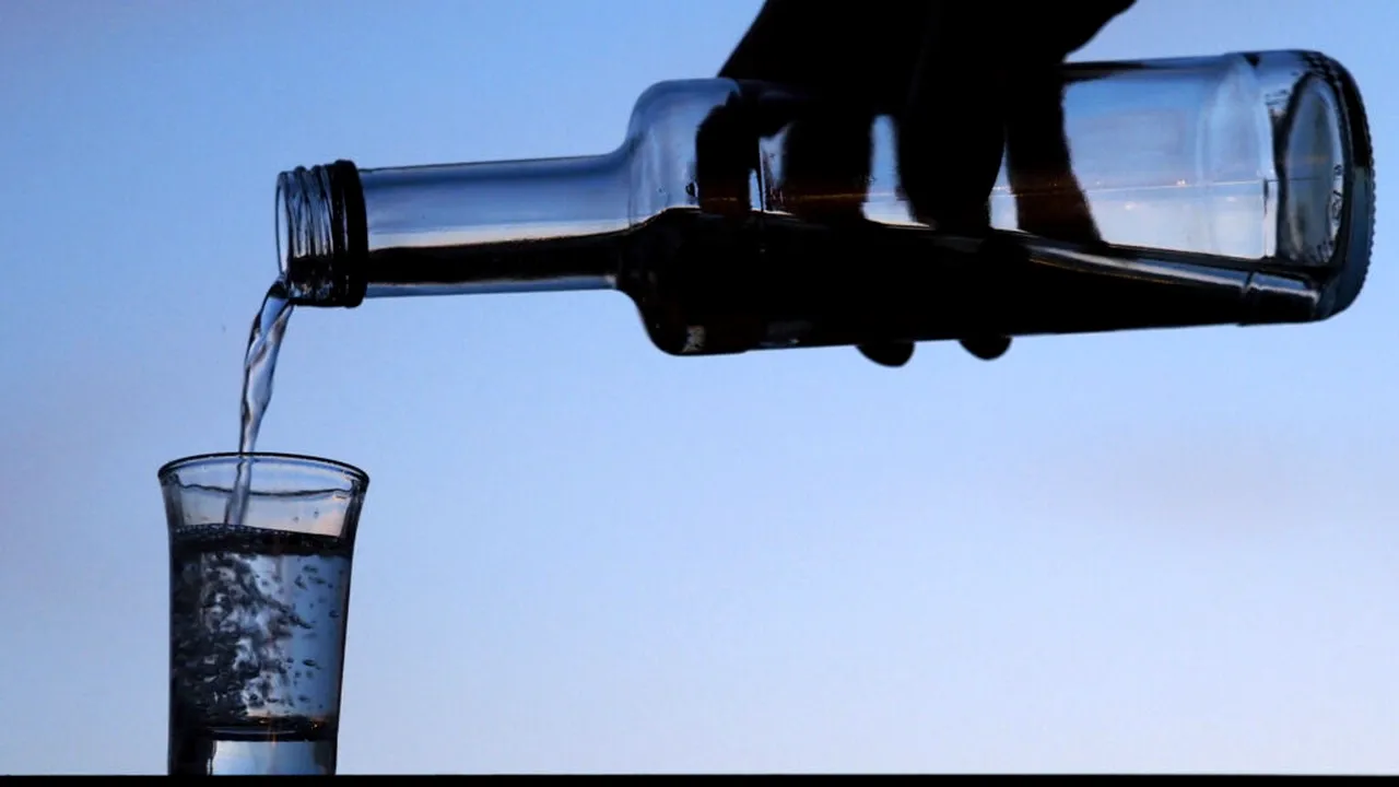Psihologii trag un semnal de alarmă: alcoolul a devenit refugiul multor adolescenți nefericiți din România