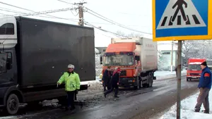 Circulaţie îngreunată de polei pe mai multe drumuri din Hunedoara