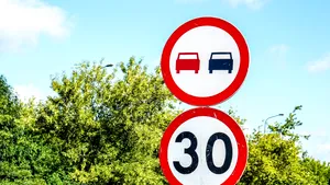 Limitarea vitezei la 30 km/h în orașe salvează vieți. Date din 38 de orașe europene