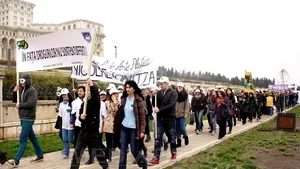MARŞ ANTIDROG în Bucureşti: 3.000 de elevi şi profesori au participat la manifestare, având şepci, tricouri şi baloane albe - FOTO