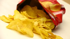 Începând de joi, este interzisă comercializarea de alimente nesănătoase în incinta şcolilor