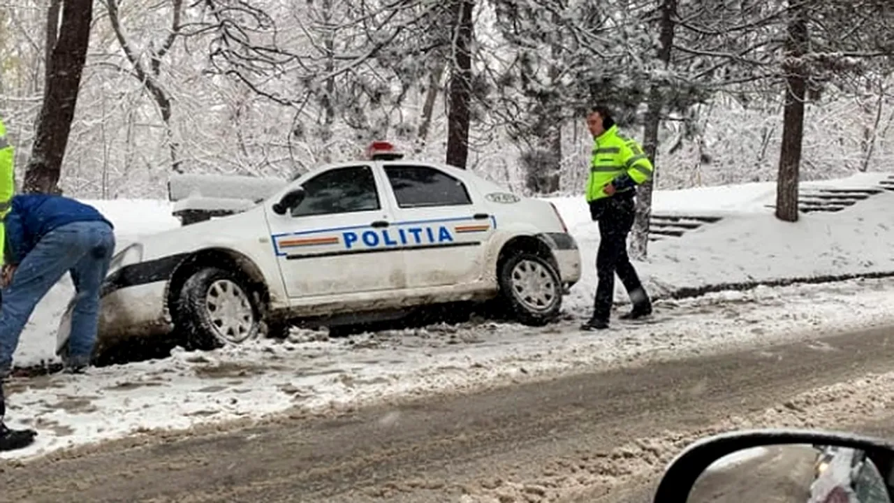 Poliţist din Suceava, SANCŢIONAT după ce a ajuns cu maşina de serviciu în şanţ din cauza vitezei