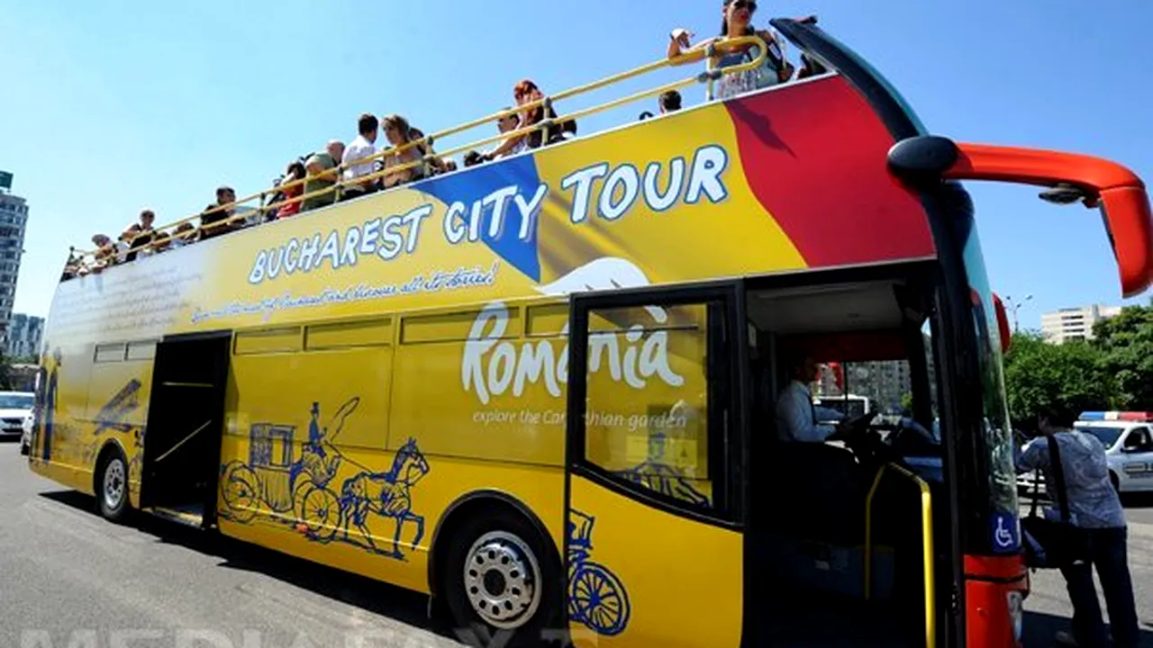 Patru autobuze supraetajate circulă de sâmbătă pe traseul turistic Bucharest City Tour 