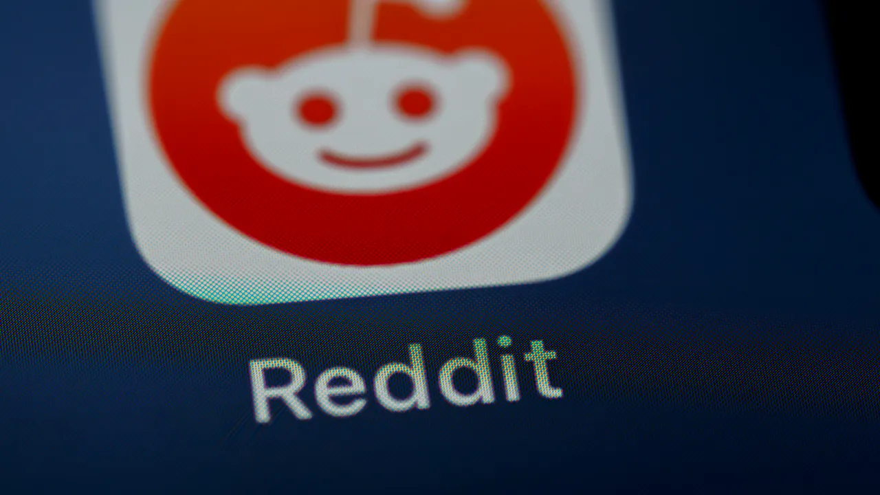 Protest. Grupurile Reddit interzic linkurile X după salutul asemănător celui nazist al lui Musk
