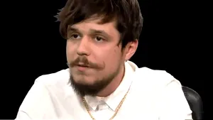 Bogdan Simion, doctor în Litere şi lăutar, la emisiunea ”Ochii pe mine!”: „Nu mi-a plăcut niciodată să vorbesc în faţa unor oameni pe care nu îi interesează ce am de spus. Când simt că plictisesc, mi-am luat cobza, mi-am luat caietul şi am plecat!”