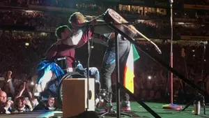 VIDEO Moment emoţionant în timpul unui concert Coldplay: Un fan în scaun cu rotile, chemat să cânte pe scenă