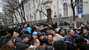 AVAS: Păgubiţii FNI să trimită dosarele prin poştă, pentru evitarea cozilor