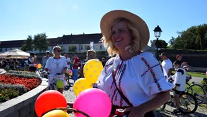 Peste 150 de femei din Alba Iulia, îmbrăcate în ii tradiţionale, au promovat mersul pe bicicletă - GALERIE FOTO, VIDEO