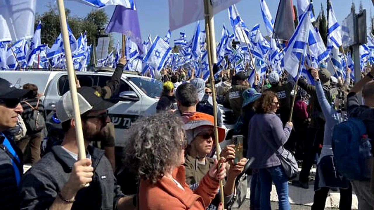 VIDEO Zeci de mii de oameni ies în stradă în Israel, se opun propunerii de revizuire a sistemului judiciar