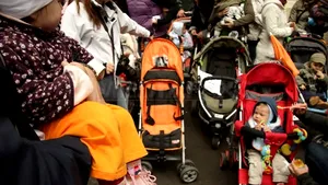 Peste o sută de mame protestează miercuri la sediul Guvernului