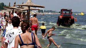 Plaja de la Mamaia, plină de alge (Video)