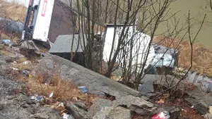 FOTO, VIDEO Accident în Vâlcea: Două persoane rănite după ce un camion a căzut în albia râului Olt