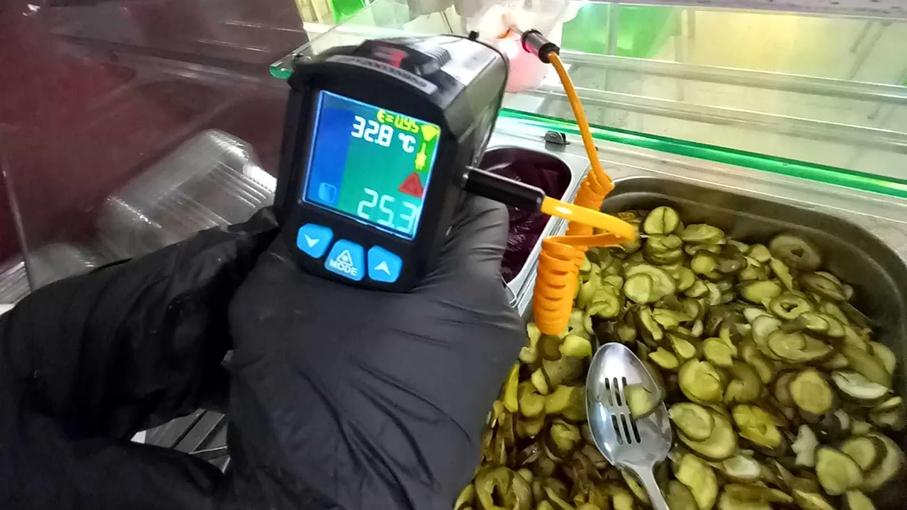 Alimente nesigure, mizerie, etichetare înşelătoare, spaţii de joacă periculoase pe litoral