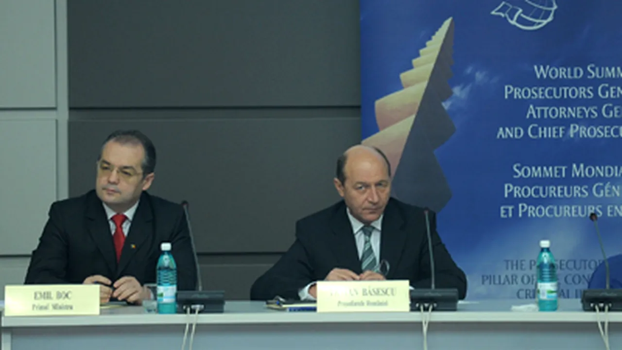 Înălţimea unui pupitru i-a creat probleme lui Boc şi l-a amuzat pe Băsescu