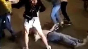 Scandal cu bătăi în Centrul Vechi. Doi bărbaţi, lăsaţi inconştienţi pe stradă. VIDEO deosebit de violent, în care victimele sunt lăsate pe jos, iar agresorii pleacă